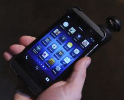 Una persona muestra una BlackBerry Z10.