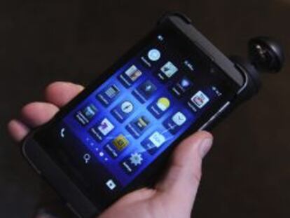 Una persona muestra una BlackBerry Z10. 