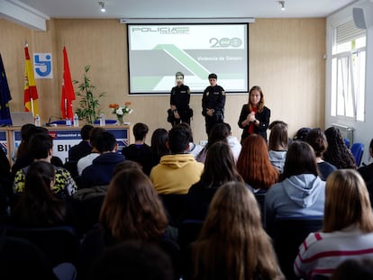 La Policía Nacional imparte este miércoles en el instituto Laguna de Joatzel de Getafe (Madrid) el taller de violencia de género incluido en el nuevo plan director para la mejora de la seguridad en los centros educativos