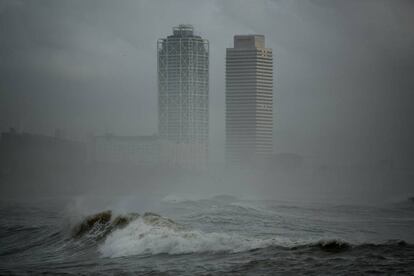 Aunque ya no tan espectaculares, fuertes olas este jueves en el litoral de Barcelona.