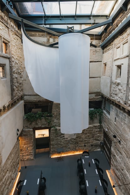 La sala, vista desde la planta superior del palacio del siglo XVI rehabilitado. El diseño del restaurante es de Santos Bregaña. 