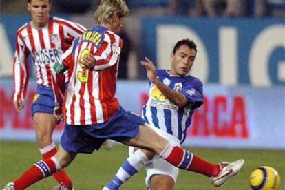 Fernando Torres y Bordas se disputan un balón.