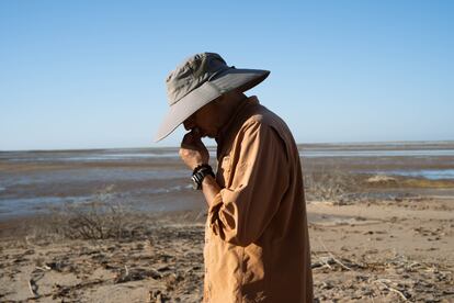 Tomás Salcedo, biólogo del Sonoran Institute, se encarga de monitorear las zonas de restauración ambiental que distintas ONG han constituido en los alrededores de Mexicali. Aquí se le ve en el estero que lleva hasta el mar de Cortés. Hoy en día el cauce del río desaparece antes de llegar al mar.