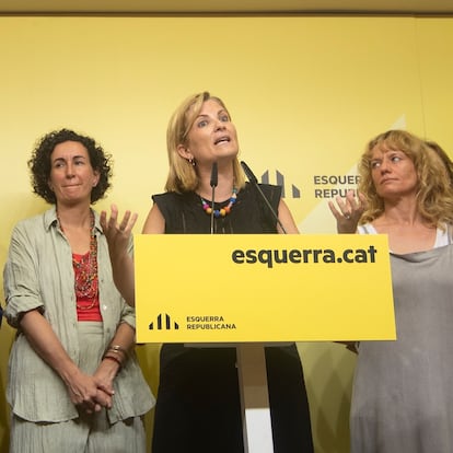 BARCELONA, 29/07/2024.- La portavoz de Esquerra Raquel Sans (c) junto a la secretaria general de Esquerra, Marta Rovira, y el presidente de la Generalitat, Pere Aragonés, y otros miembros de la ejecutiva en la rueda de prensa tras la reunión que ha mantenido el partido este lunes en Barcelona con el fin de llegar a un acuerdo con los socialistas para la investidura. EFE/Marta Pérez
