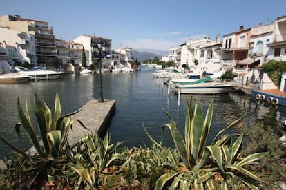 Vista de las viviendas con amarres en los canales de Empuriabrava (Girona), afectados por la ley de costas.