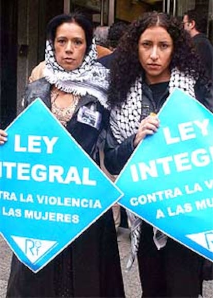 La cantante Cristina del Valle (izquierda), en la protesta en León.
/ EFE