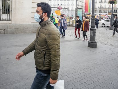 Un hombre lleva mascarilla para protegerse del coronavirus en una calle de Madrid, a 11 de marzo de 2020. Ricardo Rubio / Europa Press