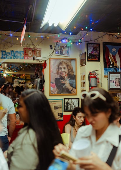 Un retrato de María Antonia Cay, en el interior del bar. 