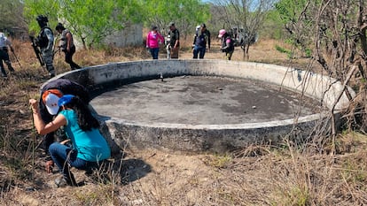 Elementos de la Guardia Nacional y miembros de colectivos de búsqueda de Tamaulipas en un crematorio clandestino, en Reynosa.