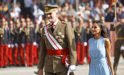 El rey Felipe VI y la reina Letizia, a su llegada al patio de armas de la Academia General Militar de Zaragoza.
