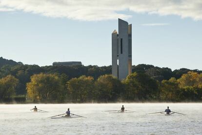 El National Carillon en el lago Burley Griffin, en el centro de Canberra (Australia). 