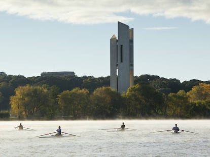 El National Carillon en el lago Burley Griffin, en el centro de Canberra (Australia). 