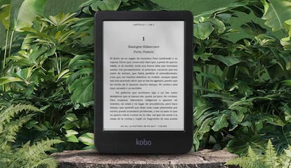 Libro electrónico Kobo Clara B&W entre plantas
