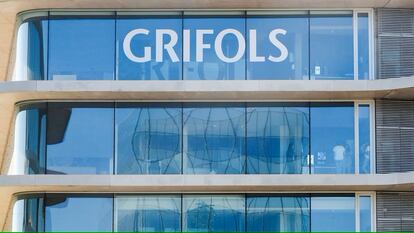 Logo de Grifols en una sede corporativa.