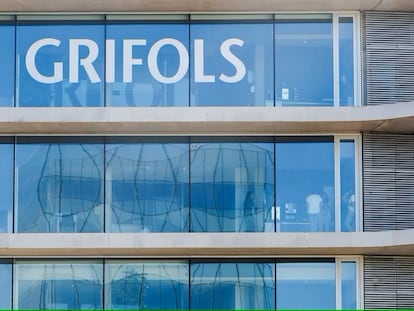 Logo de Grifols en una sede corporativa.