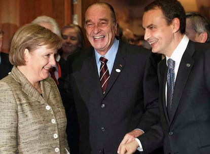 Angela Merkel, Jacques Chirac y José Luis Rodríguez Zapatero, en la cumbre europea, ayer en Bruselas.