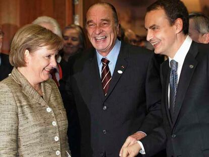 Angela Merkel, Jacques Chirac y José Luis Rodríguez Zapatero, en la cumbre europea, ayer en Bruselas.