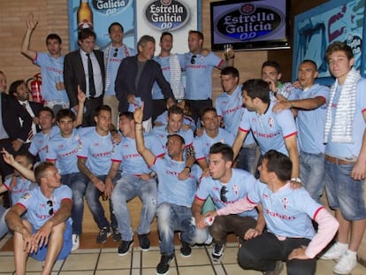 Carlos Mouriño, con los jugadores del Celta durante la celebración del ascenso.