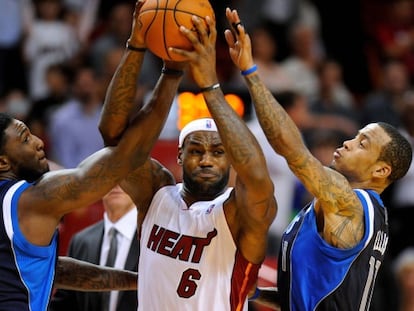 LeBron protege el balón ante Crowder y Ellis.