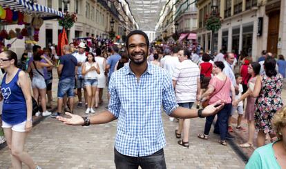 El actor gallego de origen dominicano Will Shephard, en la feria del centro de Málaga.