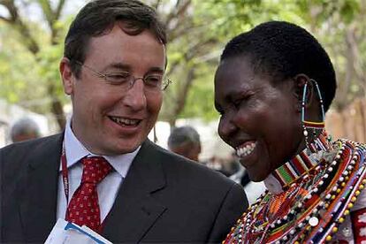 El director ejecutivo del PNUMA, Achim Steiner, y la líder de una comunidad masai en Kisamese, Agnes Mosoni Loirket, ayer en Nairobi.