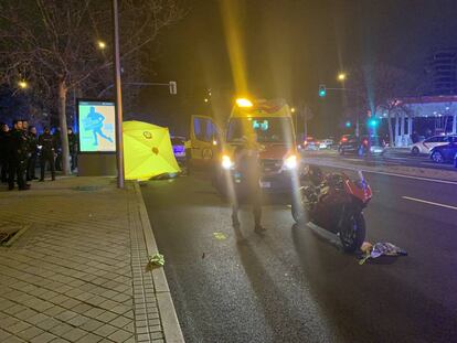 La moto, el Samur y la policía, en el lugar del accidente.