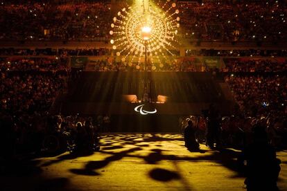 El caldero olímpico durante la ceremonia de clausura en el Estadio Maracaná. 