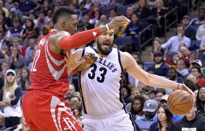 Marc Gasol lluita amb Dwight Howard.