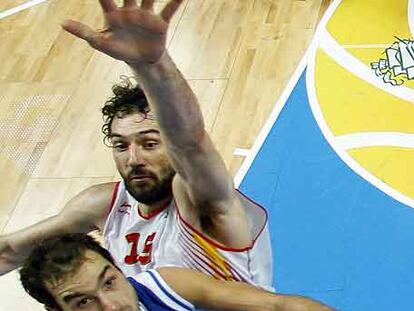 Garbajosa intenta taponar una bandeja de Spanulis en el España-Grecia de semifinales.