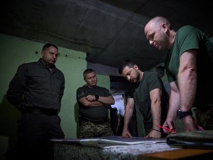Zelenski observaba un mapa junto a un militar ucranio, este lunes cerca de Soledar (provincia de Donetsk).