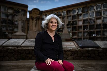 Rosa Ribas, el cementerio de Sant Andreu de Barcelona, escenario recurrente de su última novela.