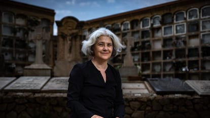 Rosa Ribas, el cementerio de Sant Andreu de Barcelona, escenario recurrente de su última novela.