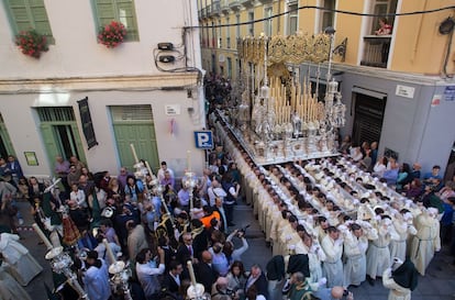 Una vista general del paso de María Santísima de Lágrimas y Favores por una calle de Málaga.