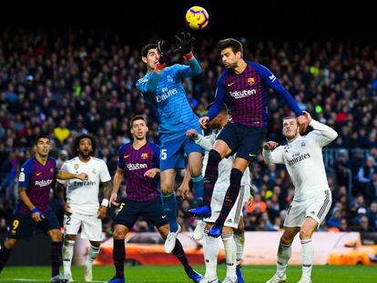 Pique remata el balón durante el último clásico liguero