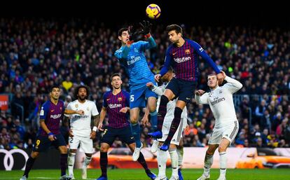 Pique remata el balón durante el último clásico liguero