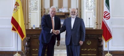 El ministro de Asuntos Exteriores espa&ntilde;ol, Jos&eacute; Manuel Garc&iacute;a-Margallo, y su hom&oacute;logo iran&iacute;, Mohamad Yavad Zarif, se estrechan la mano.