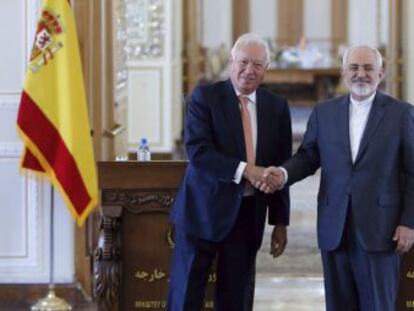 El ministro de Asuntos Exteriores espa&ntilde;ol, Jos&eacute; Manuel Garc&iacute;a-Margallo, y su hom&oacute;logo iran&iacute;, Mohamad Yavad Zarif, se estrechan la mano.