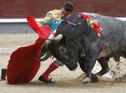 El diestro Diego Urdiales da un pase con la muleta en el primero de su lote, ayer en Las Ventas.