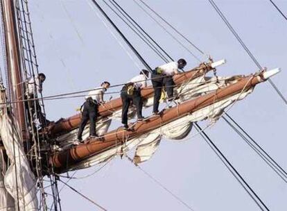 Marineros del buque Juan Sebastián de Elcano trabajando.