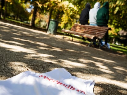 Un grupo de socorristas peruanos, el viernes en un banco de un parque de Madrid.