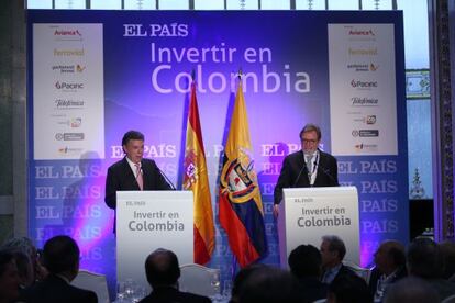 El presidente de Colombia, Juan Manuel Santos (izquierda), y el presidente de El País, Juan Luis Cebrián