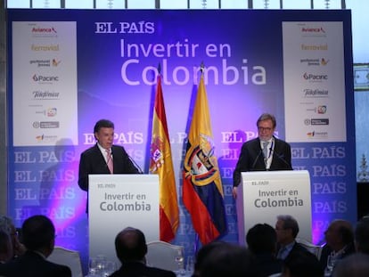 El presidente de Colombia, Juan Manuel Santos (izquierda), y el presidente de El País, Juan Luis Cebrián