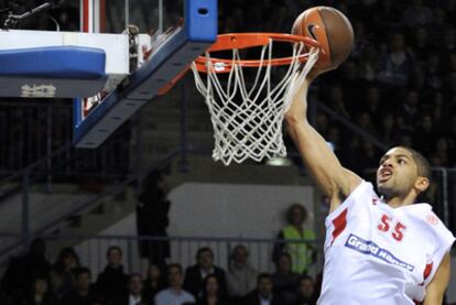 El jugador del Nancy, Nicolas Batum, machaca durante el partido