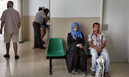 Una pareja de inmigrantes en un centro de salud en Valencia.