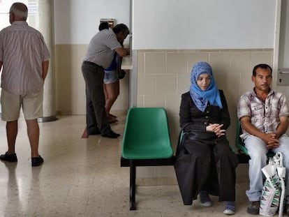Una pareja de inmigrantes en un centro de salud en Valencia.