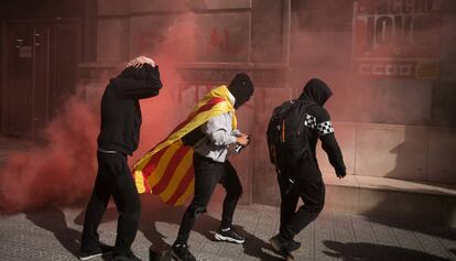 Manifestantes pintan la sede de CC OO durante la huelga general del pasado 21 de febrero convocada en Cataluña por la Intersidical-CSC