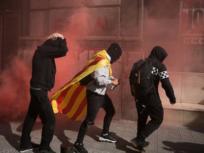 Manifestantes pintan la sede de CC OO durante la huelga general del pasado 21 de febrero convocada en Cataluña por la Intersidical-CSC