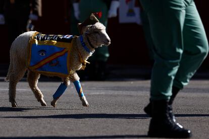 Un carnero, mascota de la Legión, acompaña a los efectivos de la fuerza militar durante el desfile del Día de la Fiesta Nacional.