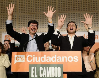 El candidato de Ciudadanos a la Presidencia de la Junta de Andalucia, Juan Marín (izquierda), acompañado por el lider nacional, Albert Rivera, durante su comparecencia tras conocerse el resultado final de las elecciones andaluzas. 22 de marzo de 2015.