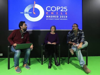Pablo Manzano, Rosa Diez Tagarro y Daniel González, durante la charla sobre ganadería industrial de este miércoles en la Cumbre del Clima de Madrid. 